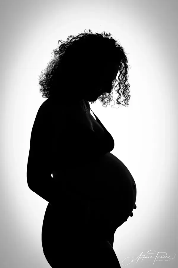 photo-grossesse-noir-et-blanc