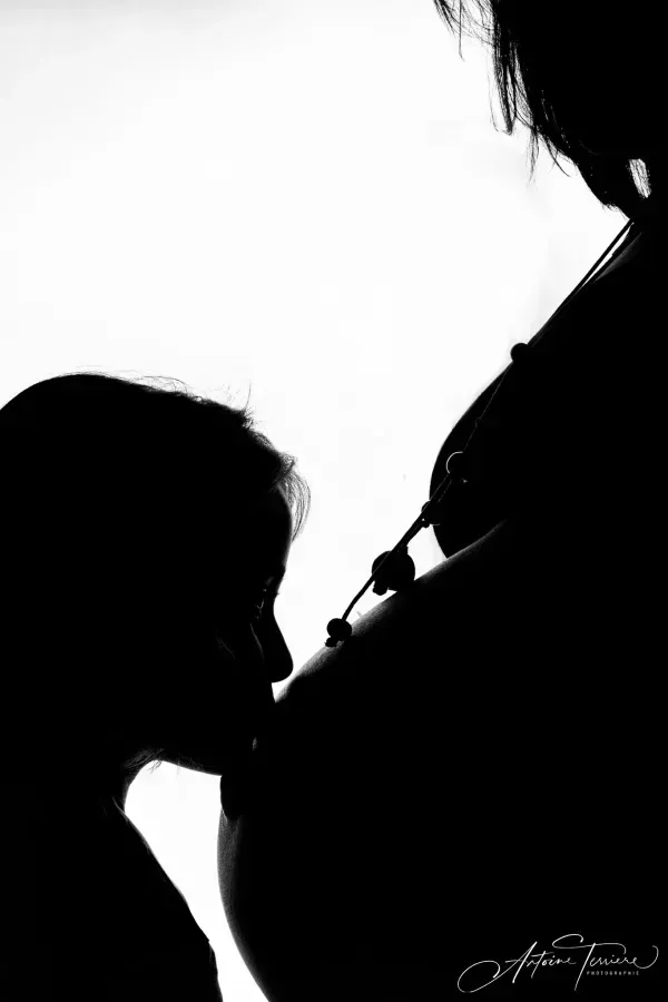 photo-grossesse-noir-et-blanc