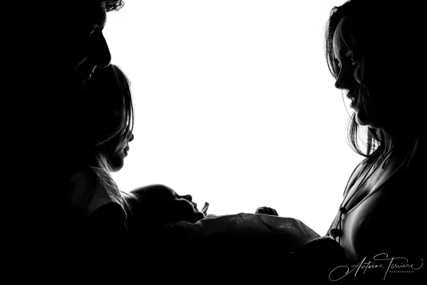 photo-nouveau-ne-noir-et-blanc