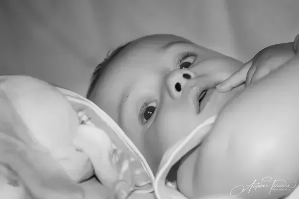 photo-nouveau-ne-noir-et-blanc