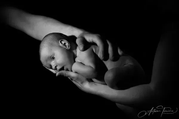 photo-nouveau-ne-noir-et-blanc