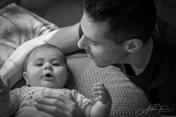 photo-nouveau-ne-noir-et-blanc