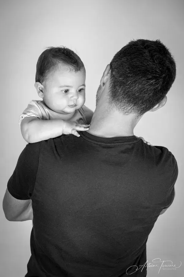 photo-nouveau-ne-noir-et-blanc